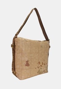 Borsa a spalla beige con stampa mappale. Presenta hardware dorato e una tracolla marrone. Il tessuto ha una consistenza morbida con una leggera lucentezza.