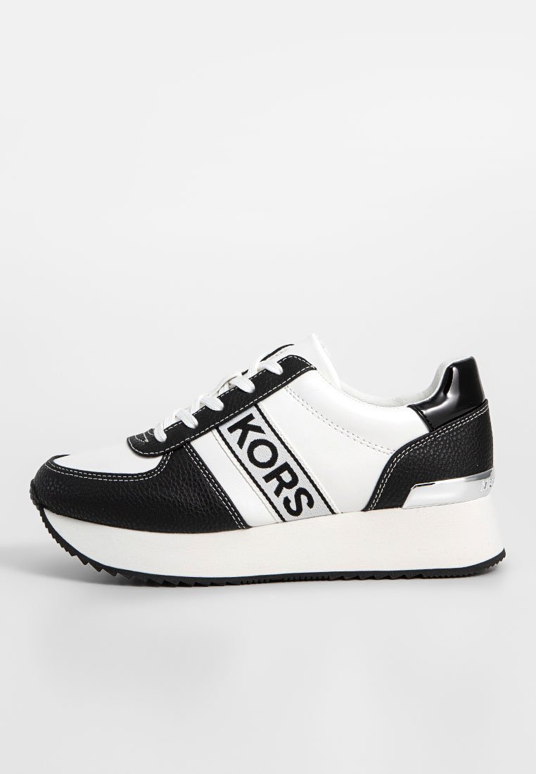 Baskets basses noir et blanc en cuir et matériaux synthétiques. Présentent un logo sur le côté, des panneaux texturés et une semelle blanche épaisse.