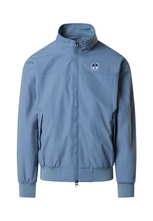 Giacca azzurra con zip, collo alto, polsini ed orlo elasticizzati, tasche laterali e piccolo logo rotondo North Sails sul petto.