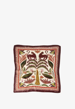 Foulard en soie carré présentant un fond crème avec des motifs colorés de feuilles et de fleurs, deux chats bruns, et une bordure bordeaux.