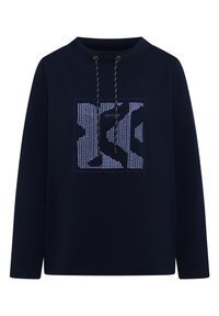 Sudadera navy con capucha ajustable, que presenta un estampado geométrico en tonos más claros y un gráfico de texto en el centro. Material suave.