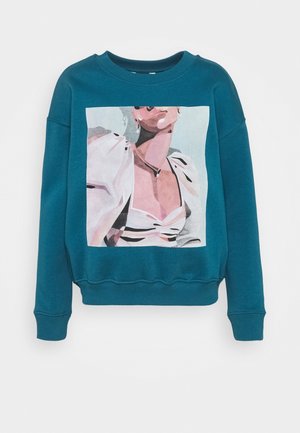 Sudadera azul verdosa con cuello redondo que presenta un gráfico impreso de una mujer que lleva una blusa blanca con mangas abullonadas y accesorios de perlas.