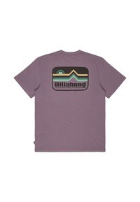 T-shirt violet à manches courtes avec un logo Billabong Adventure Division multicolore de style rétro au dos.