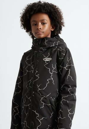 Veste noire avec un motif d'éclair blanc, fermeture éclair à l'avant, capuche réglable et poches latérales, fabriquée à partir d'un matériau lisse et résistant.