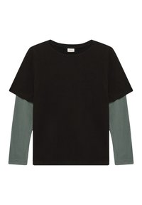 Schwarzes Kurzarm-T-Shirt, übereinandergetragen mit einem langärmligen, gedämpft grünen Shirt, flach auf weißem Hintergrund, runder Halsausschnitt, lässiger Stil.