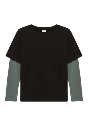 Schwarzes Kurzarm-T-Shirt, übereinandergetragen mit einem langärmligen, gedämpft grünen Shirt, flach auf weißem Hintergrund, runder Halsausschnitt, lässiger Stil.