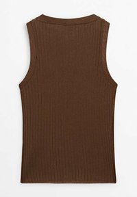 Ruskea ribbineulottu hihaton toppi, jossa pyöreä pääntie. Materiaali on pehmeää ja joustavaa, ja siinä on pystysuoria raitoja kangasmateriaalissa.