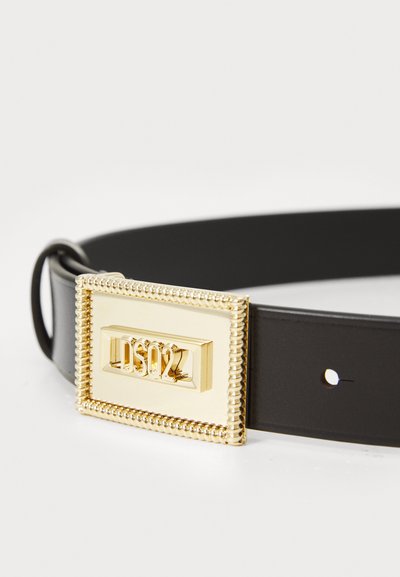 Curea din piele neagră, cu o fibulă metallică aurie rectangulară, pe care apare textul embosat "LDS02Z" și un decorativ bordaj asemănător unor mărgele.