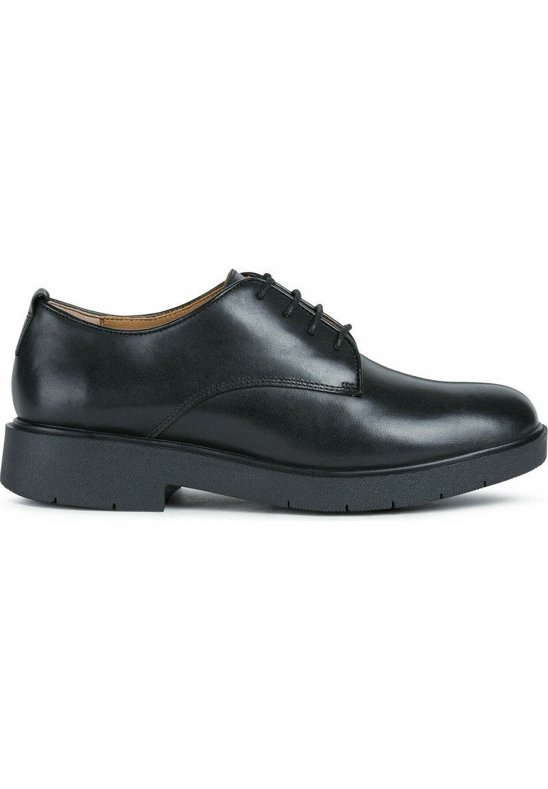 Scarpa da uomo in pelle nera con punta arrotondata, design allacciato e suola in gomma nera spessa. Texture liscia con dettagli minimi.