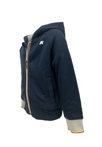 Felpa con zip di colore blu navy, con cappuccio foderato in grigio, dettagli sulla zip in arancione e giallo a contrasto, e polsini a costine. Presenta tasche laterali.