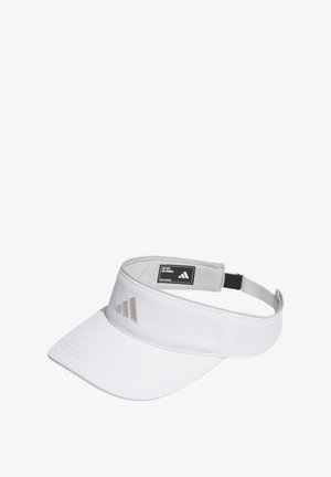Visiera bianca realizzata in materiale traspirante, con ampia tesa, cinturino regolabile e tre strisce diagonali grigio chiaro sul davanti.
