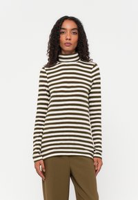 Stripet genser med høy hals som har vekslende olivengrønne og hvite striper, myk stoff, tettsittende design, og lange ermer.