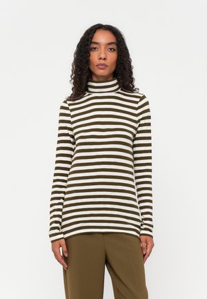 Stripet genser med høy hals som har vekslende olivengrønne og hvite striper, myk stoff, tettsittende design, og lange ermer.