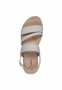 Sandal grigio chiaro con design a fascia larga, soletta testurizzata, cinturino alla caviglia regolabile e branding discreto sulla soletta.