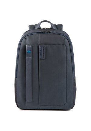 Zaino blu navy con tessuto testurizzato, compartimenti con zip, manico superiore e spallacci regolabili. Presenta una tasca frontale con dettagli del logo.