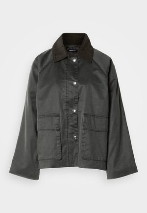 Vista frontale di una giacca leggera grigia con colletto marrone scuro, bottoni a pressione e due grandi tasche frontali. Tessuto liscio, design casual.