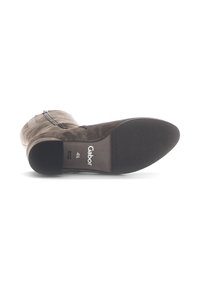Stivaletto in suede marrone con tacco alto, zip laterale e suola trama. All'interno è presente un'etichetta del marchio ben visibile "Gabor."