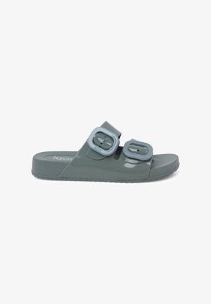 Groene rubberen slide sandaal met twee verstelbare lichtblauwe gespen, platte zool, brede banden en een gestructureerde voetbed voor comfort.