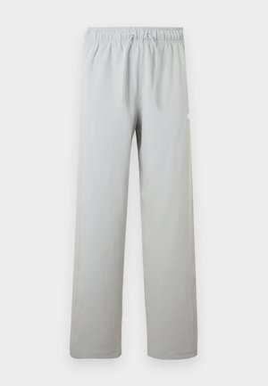 Nike Sportswear, CLUB VARSITY PANT - Παντελόνι φόρμας - smoke grey/white