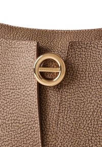 Braune Handtasche mit Struktur, ausgestattet mit einem goldenen, kreisförmigen Beschlag zum Verschließen und dem geprägten Logo "Borbónese" auf der Klappe.