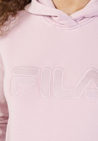 Felpa rosa chiaro con cappuccio, caratterizzata da un logo "FILA" ricamato in rilievo sul davanti, con una texture morbida e un classico design a tasca a marsupio.