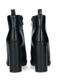 Stivaletti neri in pelle con un tacco largo alto, dotati di chiusura con cerniera e dettagli a coste sul tallone, con una texture liscia.