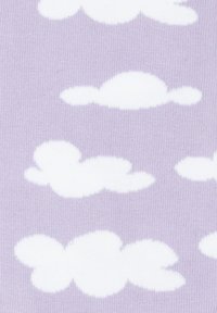 Lila Stoff mit weißen, flauschigen, wolkenartigen Formen bedruckt. Weiche Textur mit gleichmäßig verteilten, runden Wolkenmustern.