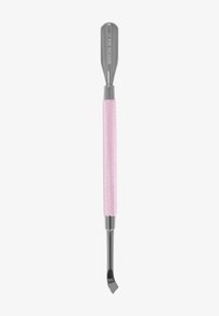 Utensile in acciaio inossidabile con estremità arrotondata e punta inclinata, dotato di un manico rosa texturizzato per una presa e un controllo migliori.