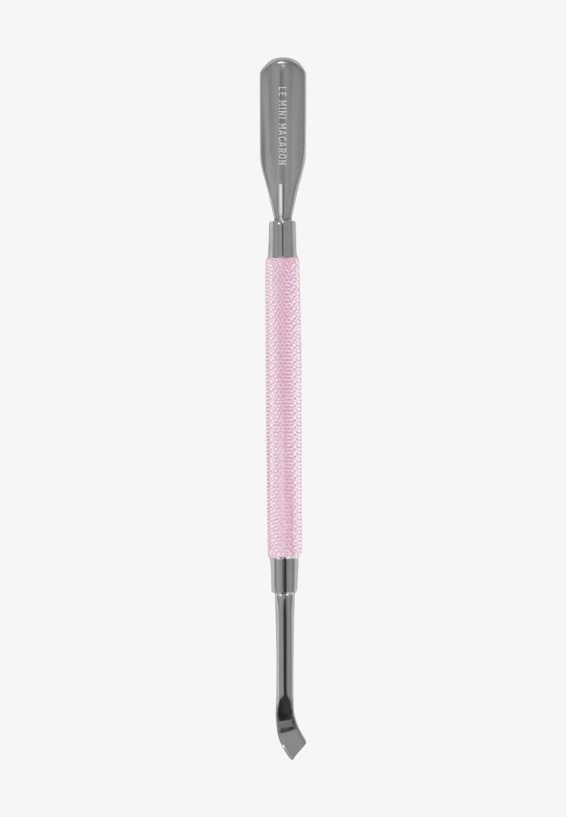 Utensile in acciaio inossidabile con estremità arrotondata e punta inclinata, dotato di un manico rosa texturizzato per una presa e un controllo migliori.