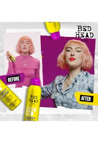 Une femme aux cheveux courts couleur pêche tient une bombe de spray jaune dans la photo "avant" et sourit en portant une chemise à motifs dans la photo "après" avec des bouteilles de shampoing sec Bed Head.