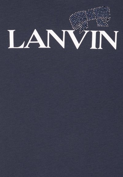 Camiseta de algodón azul marino con el texto "LANVIN" en blanco y un gráfico adornado con strass arriba. Textura suave y corte casual.