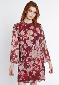 Blumenkleid in Rot mit pinkfarbenen und cremefarbenen Mustern, langen Ärmeln, leichtem Stoff, runder Halslinie und fließender Silhouette.