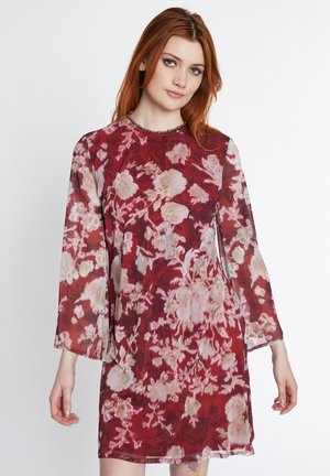 Bloemige jurk in het rood met roze en crèmekleurige patronen, lange mouwen, lichtgewicht stof, ronde halslijn en luchtige silhouette.