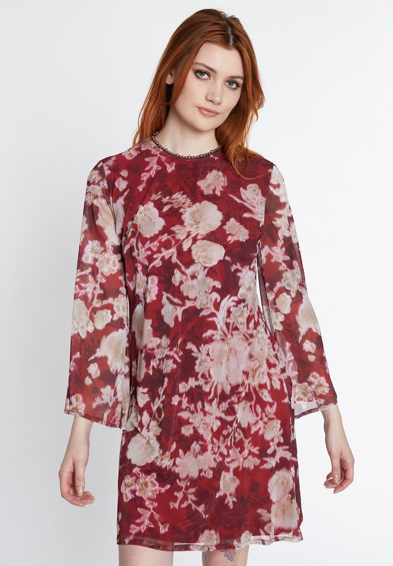 Blumenkleid in Rot mit pinkfarbenen und cremefarbenen Mustern, langen Ärmeln, leichtem Stoff, runder Halslinie und fließender Silhouette.