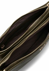 Borsa in pelle texturizzata verde oliva con più scomparti con cerniera e accessori in tono dorato. Interno foderato in tessuto scuro.