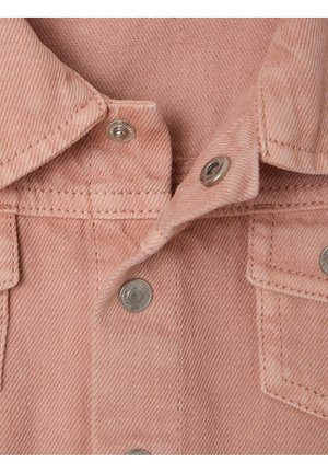 Nahaufnahme eines rosa Jeansjacken-Kragens und Brustbereichs mit silbernen Druckknöpfen und sichtbaren Nahtdetails.