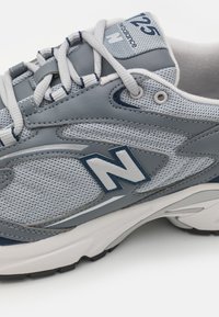 New Balance 725 UNISEX - Sneaker low - titanium