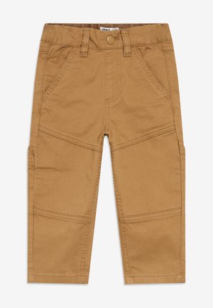 Pantaloni cargo maro din amestec de bumbac, cu croială dreaptă, buzunare laterale și detalii vizibile ale cusăturilor. Concepuți pentru durabilitate și confort.