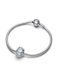 Strieborný hadí náramok so modrým skleneným korálkom s jemným strieborným zdobením a guľatou sponou s vyrytým logom.