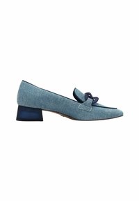 Scarpe basse in denim blu con punta affusolata, caratterizzate da un dettaglio a fiocco e accenti navy a contrasto. Tessuto testurizzato con una finitura liscia.