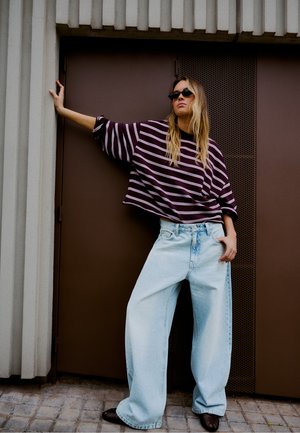 Bershka, WITH BACK BUCKLE - BARREL JEANS - Wide Leg - light blue