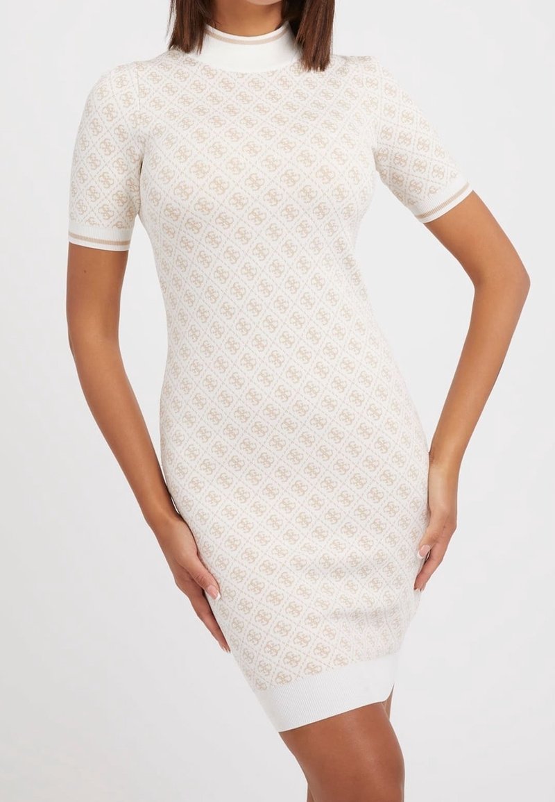 Abito lavorato a maglia bianco con maniche corte, colletto alto, motivo geometrico in beige e dettagli a coste nei polsini e nell'orlo. Vestibilità aderente.