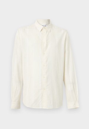 Beige overhemd met lange mouwen, knoopsluiting, subtiele verticale strepen en een puntkraag, getoond op een witte achtergrond.