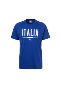 Camiseta de algodón de manga corta en color azul, con "ITALIA" impreso en letras blancas en negrita y franjas verdes y rojas debajo. Logo de Puma en la parte inferior.
