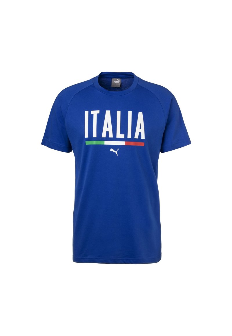 Camiseta de algodón de manga corta en color azul, con "ITALIA" impreso en letras blancas en negrita y franjas verdes y rojas debajo. Logo de Puma en la parte inferior.