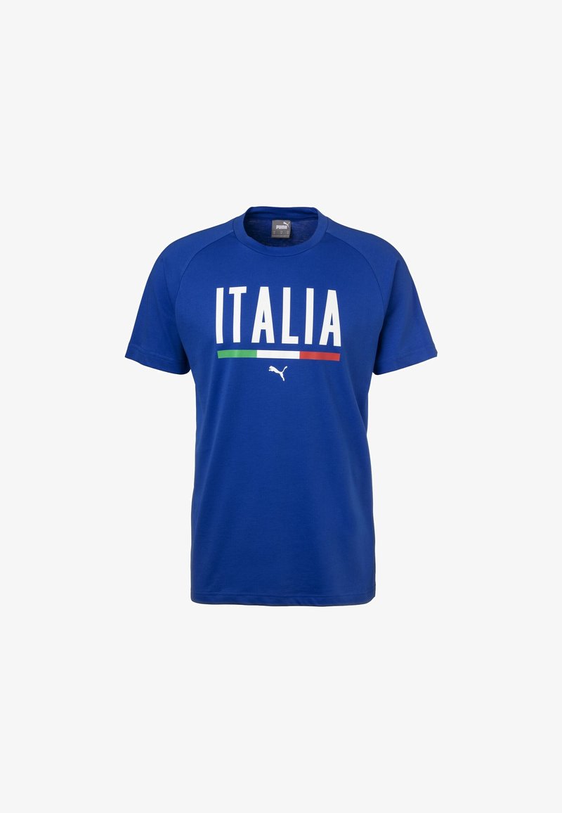 Camiseta de algodón de manga corta en color azul, con "ITALIA" impreso en letras blancas en negrita y franjas verdes y rojas debajo. Logo de Puma en la parte inferior.