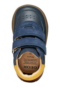 Scarpe per bambini blu e gialle con due fasce in velcro, suola in gomma resistente e materiali in pelle e tessuto perforato.