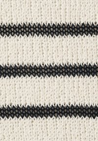 Gros plan sur un tissu tricoté blanc avec des rayures noires texturées horizontales créant un motif répétitif.