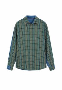 Koszula zapinana na guziki w wielokolorowy wzór w kratę z odcieniami zieleni, niebieskiego i brązu, wykonana z teksturowanej tkaniny, z rozłożonym kołnierzem.