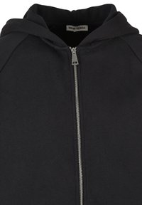 Fekete kapucnis pulóver ezüst elülső cipzárral és rögzített kapucnival, felső törzset és gallér területet mutat.